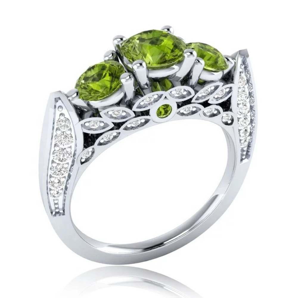 New Women’s 925 Silver Beautiful Emerald Luxury Ring